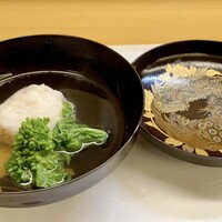 神楽坂ささ木 - 蟹真薯のお椀 淡雪のようなふっくらと柔らかな真薯、蟹の身がたくさん入り良いお味。 柚子の香りも良く、菜の花の苦みも春の訪れがもう少しかなと思いを巡らせる楽しさが感じられます。
