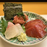 神楽坂ささ木 - ＊ 明石の鯛昆布締め 昆布締めすることで、脱水され旨味が凝縮されています。  ＊ 千葉のマグロ赤身 脂がのり柔らか、赤身らしいすっきりとした味わい。  ＊ 葱トロを海苔で巻いて 脂が上品な味わい、海苔の風味と一緒にパクリ。