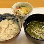 神楽坂ささ木 -  お食事は鯛めし エノキと三つ葉にあおさの味噌汁ですが、あおさたっぷりで香りが素晴らしい。 キャベツに茗荷に生姜、ニンジンに胡瓜の浅漬け。 鯛めしも味噌汁も漬物も全部が美味しい、おおざっぱですがそれが私の感想です(^^♪