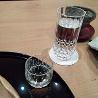 まき村 - まずは飛露喜から。水は何も言わなくとも無料の水を用意してくれます。