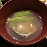 てんぷら膳 - 蛤のお吸い物。和食屋さんじゃないから出汁はやや磯料理風味でしたけど、この季節に蛤とうるいを出してくれる季節感は本当に気持ちが上がります。