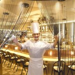 ビストロカラト - エントランス＋オーナーシェフ（左下はセルフレジ）