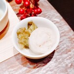 炭火割烹 白坂 - 噴火湾毛ガニの砧巻き　ふきのとう甘酢