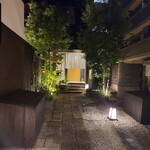 炭火割烹 白坂 - お店に続くアプローチ