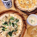 食堂兼居酒屋 コッテロ - スモークカキとほうれん草のホワイトソースと4種のチーズ