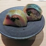 匠 進吾 - 鯖の酢〆、ガリやネギ、ゴマを挟んだ定番