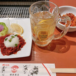 朝鮮飯店 - 料理写真:ハイボールで乾杯！ 桜ユッケとキムチ