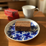 パティシエ エス コヤマ - チョコレートのグラデーションがサンドされているチョコケーキ「奏」