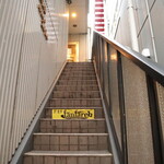 BAR&PUBLIC SPACE fanfare - ２階への階段