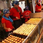 たこせん（べい）とたこ焼きのコラボ。パリパリ感とたこ焼きのクチャとした食感、そしてソースが、絶妙や。