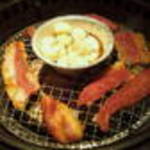 牛角 - ニンニクホイル焼きを囲む黒毛和牛カルビ