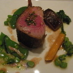 ラシェリール - 骨付き仔羊のロースト　燻製の香り　春野菜添え