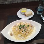 TRATTORIA  ARIETTA - スパゲッティ ローストチキンと根菜のクリームソース（大盛160g）（サラダ、パン、珈琲付） 1,250円(税込)