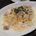 TRATTORIA  ARIETTA - スパゲッティ ローストチキンと根菜のクリームソース（大盛160g）（サラダ、パン、珈琲付） 1,250円(税込)