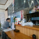 たむら - カウンター周り。お婆さん写ってたw