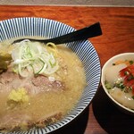 Yaki Miso Ramen Yadoya - 味噌らーめん 800円、生ホタテ・甘エビ・サーモンの北海三昧 500円、限定10食の週末限定飯になります