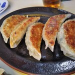 十八番 - 餃子(5個)400円(税込)焼きめが美しい♪
            餡がギッシリ詰まっていて、ニラの主張が強く美味しいですd=(^o^)=b
            ※お土産にも出来て、生と焼きがあります。