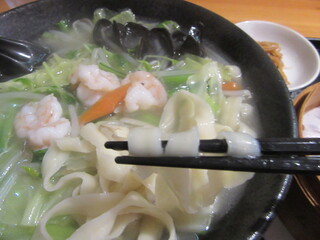 唐苑 - 麺は刀削麺