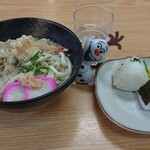おかむらうどん - 天ぷらうどん（小）＋おむすび  580円