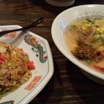 ＪＩＮ - とんこつラーメン＋半チャーハン、￥700＋390。