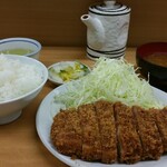 いちかつ 浅草橋店 - 定食全景。コンガリ揚がったトンカツ、シジミの味噌汁、お塩かソースでいただきます。ご飯は大盛りがデフォルトです