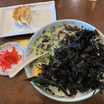 青竹手打ちラーメン 桐生宿 - とんこつ岩のりラーメン(紅しょうがつき)
            餃子は食べかけで、5個ついてきたと思います笑