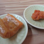 Otomo - ごはんのおともは1品選べます。これは鮭ハラスと焼きタラコ。