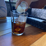 コナズ珈琲 - ハワイコナ・珈琲オレ(¥748)は店員さんがテーブルで仕上げてくれます。