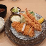 Tonkatsu Katsu Rai - とんかつ、海老フライ、タルタルソース、キャベツ、白菜の漬物、わかめの赤だし、麦ご飯