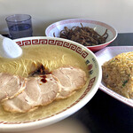 双喜紋 - 炒飯定食 950円　フルサイズの炒飯です
      キクラゲは付いてませんよ