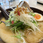 Abashiri Ramen Nishitaga - 水菜や白髪ネギ、くこの実、味玉、そして大きなチャーシューが彩よく盛られています(o･∇︎･o)