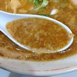 Hommaru - とんこつ魚介系スープに背脂が浮いてやす❗️