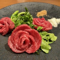焼肉うしごろ 表参道店 - ブーケ・ド・カルパッチョ：生肉(ウチモモ）、野菜(クレソン・ルッコラ・セルフィーユ・ベビーリーフ・サニーレタス）チーズドレッシング(卵黄・マスタード・グラナチーズ・EXOIL他）