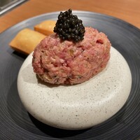 焼肉うしごろ 表参道店 - 厳選和牛のタルタル・ユッケ キャビア載せ イタリアの揚げパンニョッコフリットと共に
