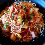 カフェカーロ - パスタランチ(1200円＋税)の、ベーコンと揚げナスのトマトソースパスタ   ランチは、前菜の盛り合わせ＆フリードリンクが付きます。