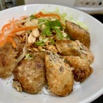 ベトナム料理専門店 大倉山フォー89店 - ブンチャーミント（ミンチということ？）深い皿で見た目以上のボリューム。揚げ春巻きの皮がとても薄くてさくっさく。豆もやしの食感よし。いつも混んでるけど風通しいいから安心！