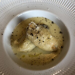 145289763 - ヴィシソワーズ　パンツェッタを巻いた牡蠣をレモンの風味の衣をつけて揚げてる