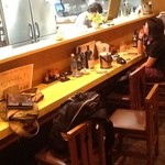 亜楽 - 店内（カウンター）の様子　この向かい側がテーブル席になっております。