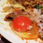 虹の仏 - 出汁キーマ　トッピングの卵