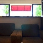 今万人珈琲   - 店内中央のゆったり大きめなソファ席