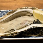 二代目 葵 - 岩手県産生がき 夏が旬の岩牡蠣、貝殻自体が大きく身も大きいのですが、ぷっくりさはやや控えめかな。 とは言ってもやはりこの大きさは見事です(^^♪ 瑞々しくてジューシーさがあります。 真牡蠣のようなクリーミーさはないのですが、口いっぱいに頬張る満足感が最高です。