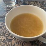 レストラン波多 - サラダの次はスープ、この日のスープは濃厚なオニオンスープでした。