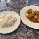 レストラン波多 - スープやサラダをいただいてるとメインの魚料理とご飯が運ばれて来ました。
 
私はご飯にしましたがパンも選べましたよ。