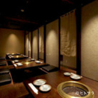 テーブルを囲んで焼肉を楽しみながら、親睦を深める