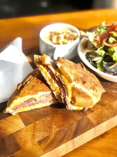 Cafe Apartment 183 - Roast Beef Sandwich