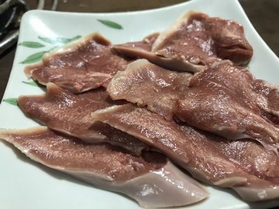 豚ホルモンがっっっっ!「100円」∑(๑º口º๑)!!ナント!? 北見ホルモン、住宅街の街焼肉,,,頑として値上げしない根性を味わおう(๑و class=