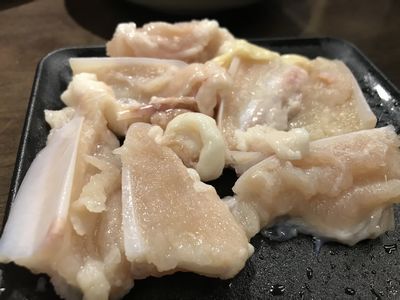 豚ホルモンがっっっっ!「100円」∑(๑º口º๑)!!ナント!? 北見ホルモン、住宅街の街焼肉,,,頑として値上げしない根性を味わおう(๑و class=