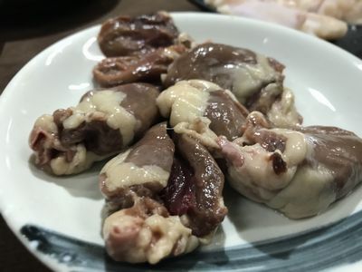 豚ホルモンがっっっっ!「100円」∑(๑º口º๑)!!ナント!? 北見ホルモン、住宅街の街焼肉,,,頑として値上げしない根性を味わおう(๑و class=