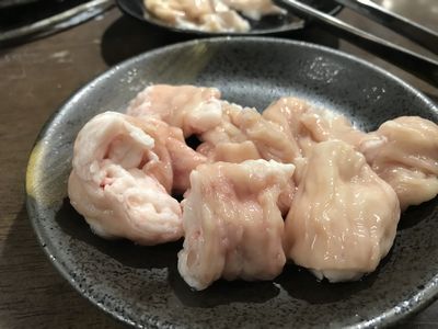 豚ホルモンがっっっっ!「100円」∑(๑º口º๑)!!ナント!? 北見ホルモン、住宅街の街焼肉,,,頑として値上げしない根性を味わおう(๑و class=