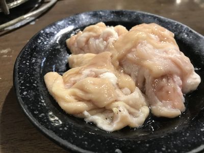 豚ホルモンがっっっっ!「100円」∑(๑º口º๑)!!ナント!? 北見ホルモン、住宅街の街焼肉,,,頑として値上げしない根性を味わおう(๑و class=